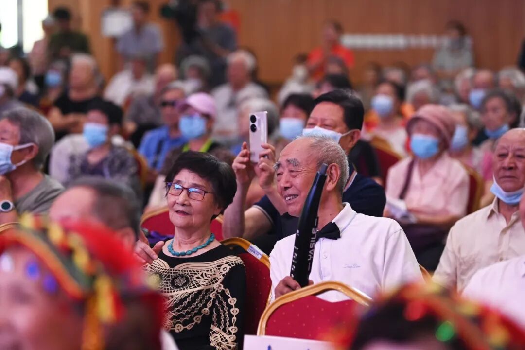 2023年7月21日 河北廊坊:布局医养康养产业 为老人提供优质养老服务 河北廊坊三河市燕达金色年华健康养护中心入住老人在观看文艺汇演(7月20日摄)。 新华社记者 朱旭东 摄.jpg